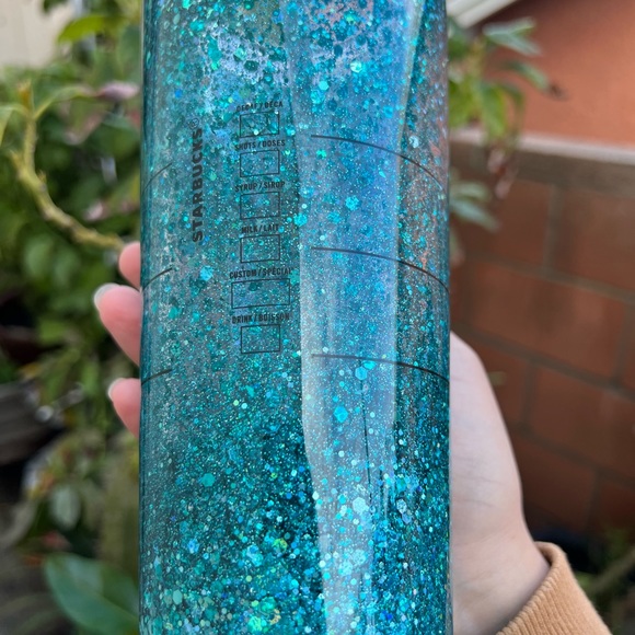Starbucks snowglobe tumbler - Picture 3 of 4